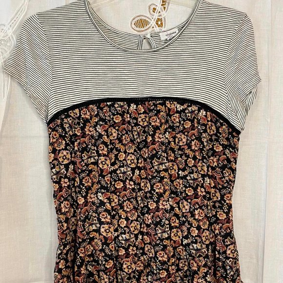 Size M Multicolor Floral Eyeshadow Tee - Picture 1 of 9
